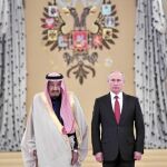 El rey Salman fue recibido con todos los honores por Putin en el Palacio del Kremlin
