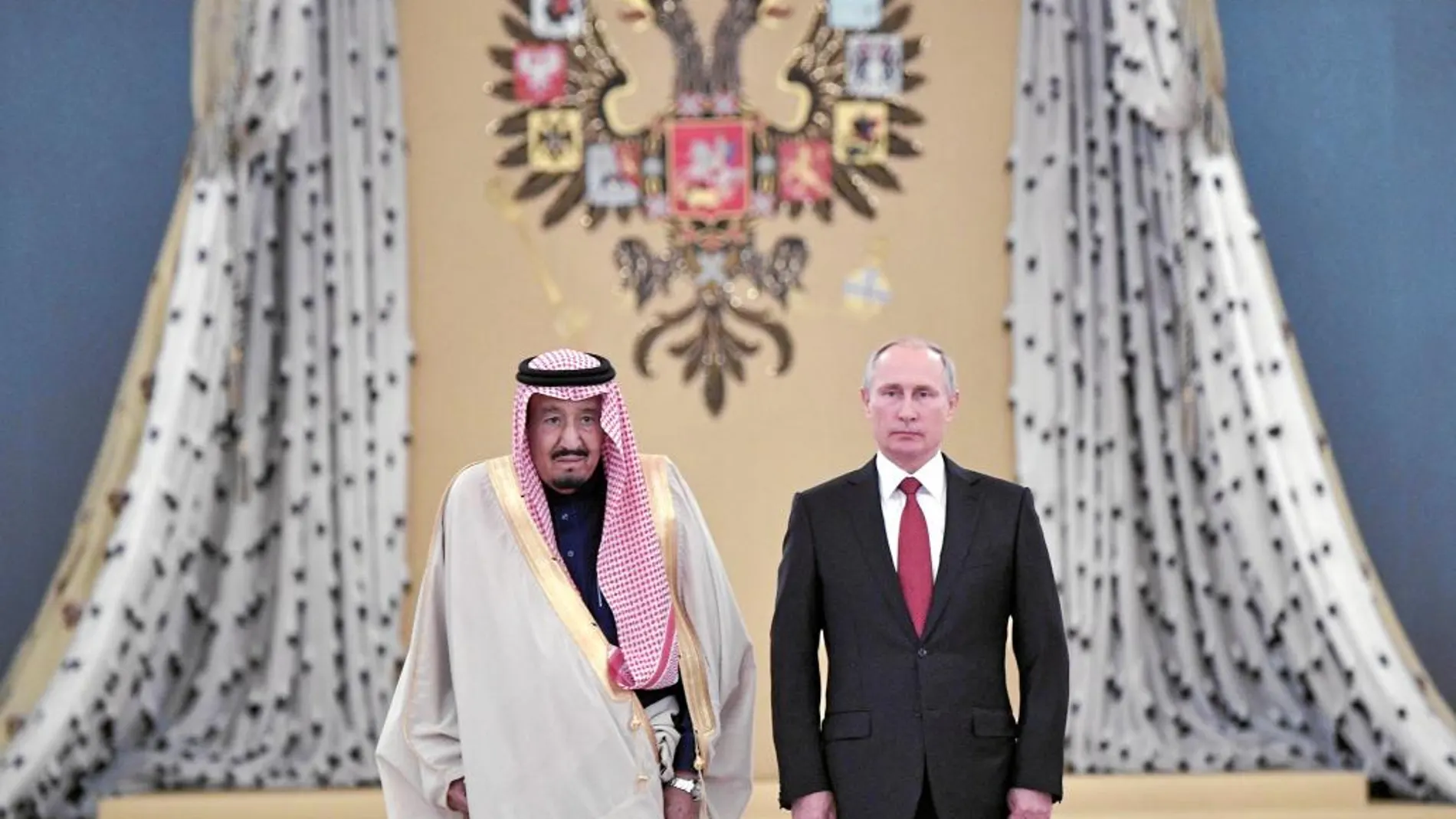 El rey Salman fue recibido con todos los honores por Putin en el Palacio del Kremlin