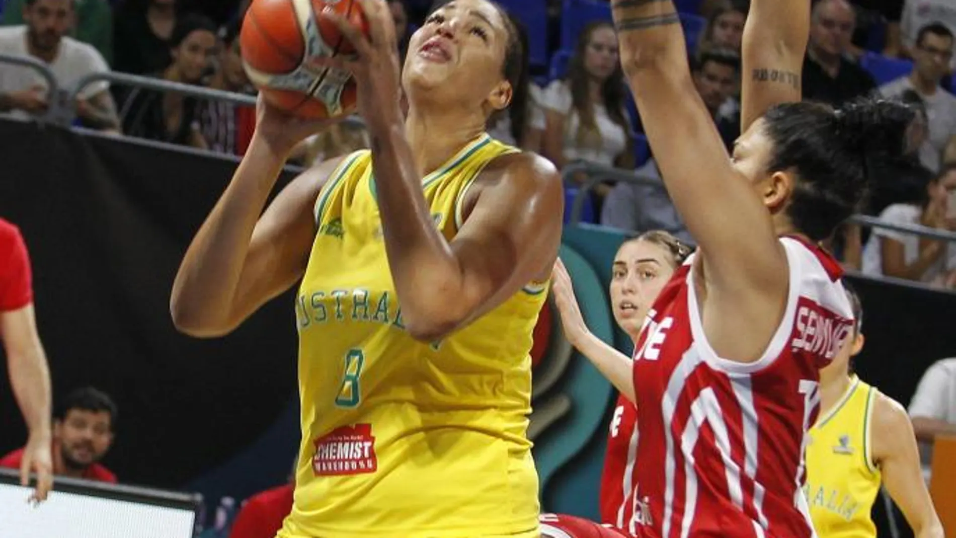 La jugadora australiana Liz Cambage durante el partido frente a Turquía de la tercera jornada de la decimoctava edición de la Copa del Mundo de Baloncesto Femenino / Efe