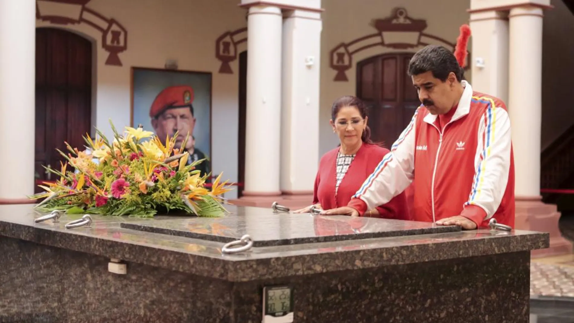 Nicolas Maduro y su esposa Cilia Flores visitando la tumba de Hugo Chavez