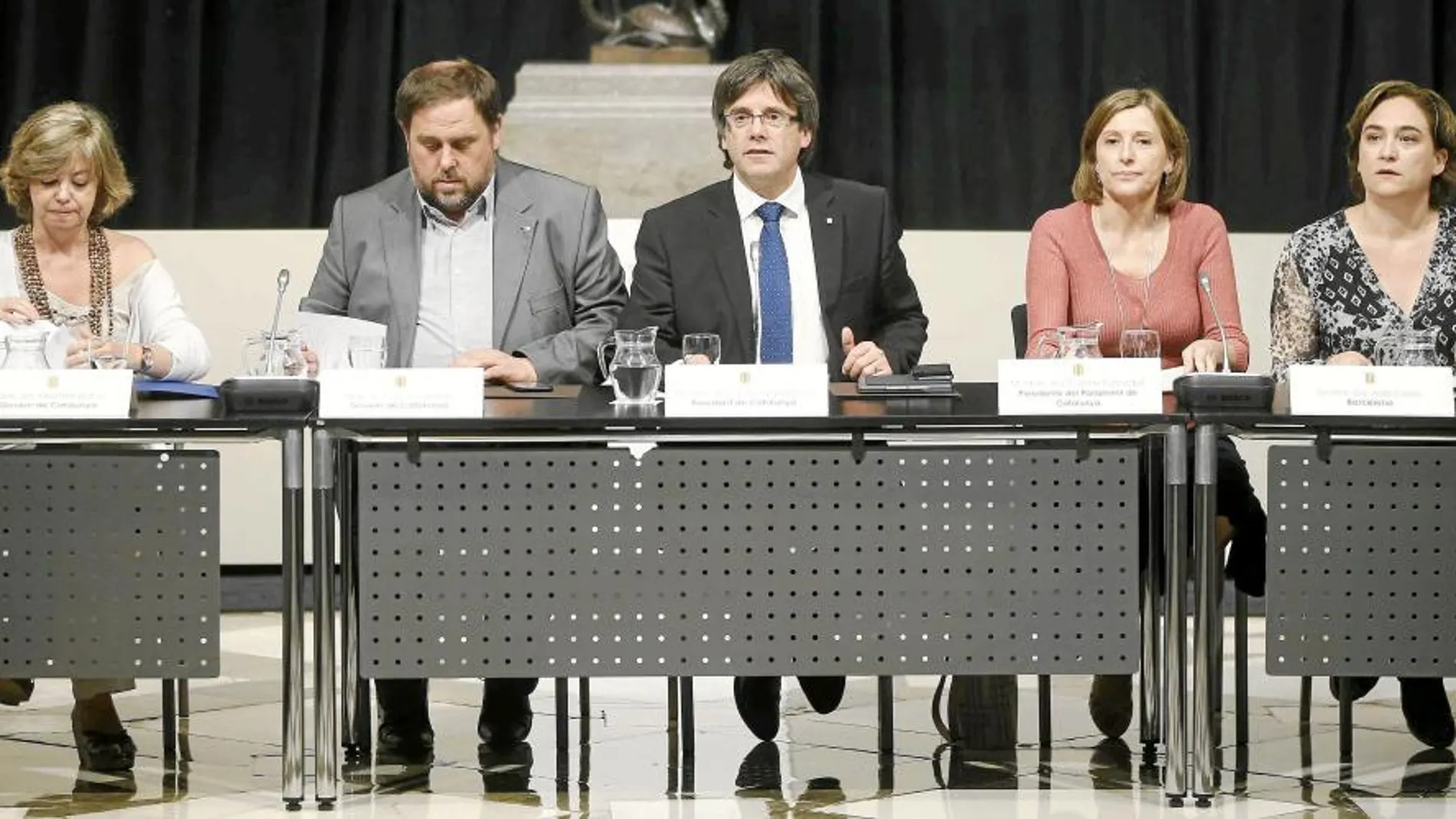 La consellera de Gobernación, Meritxell Borràs, Oriol Junqueras, Carles Puigdemont, Carme Forcadell y Ada Colau en la segunda cumbre para abordar el problema de la vivienda