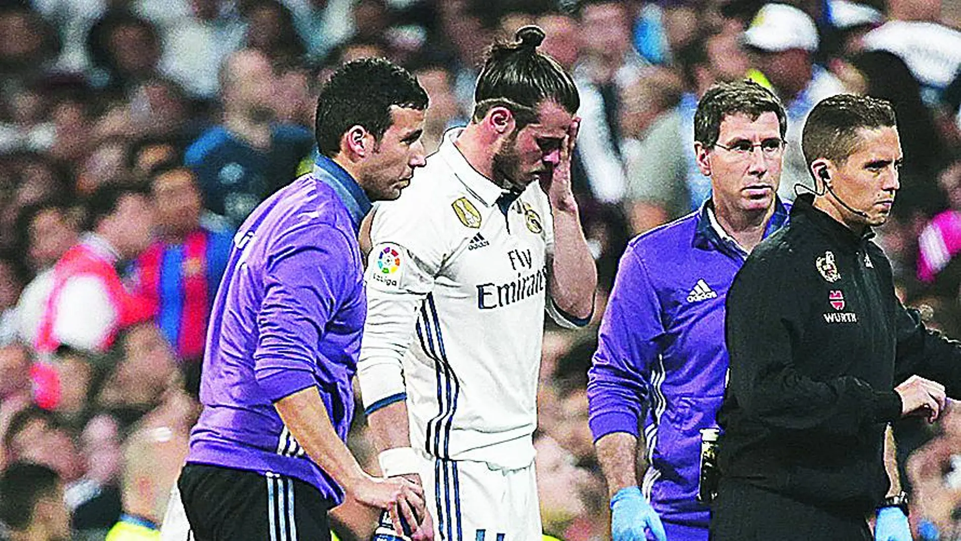 Bale se lesionó por cuarta vez esta temporada. Tuvo que retirarse antes del descanso.