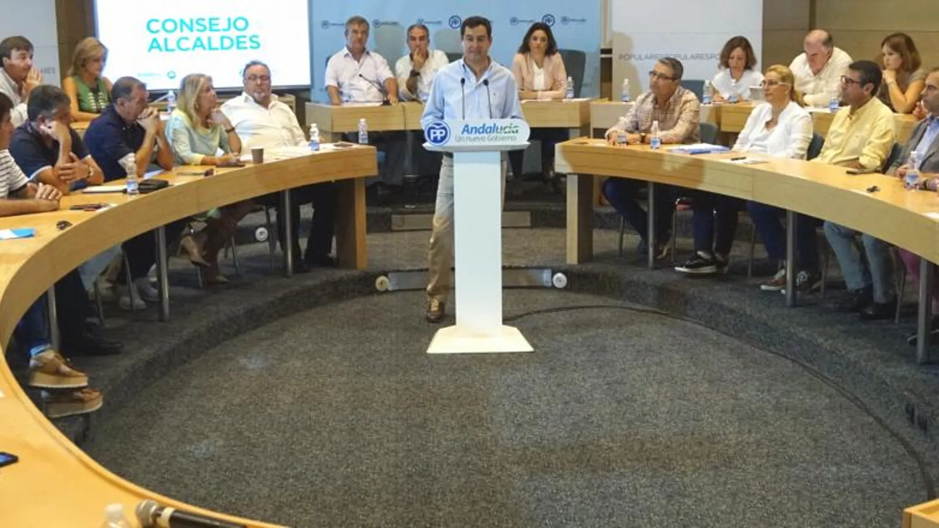 La situación de las viviendas de uso turístico o los planes de empleo anunciados por la Junta fueron algunos de los temas que el PP abordó ayer en la reunión del Consejo de Alcaldes en Torremolinos (Málaga)/ Foto: La Razón