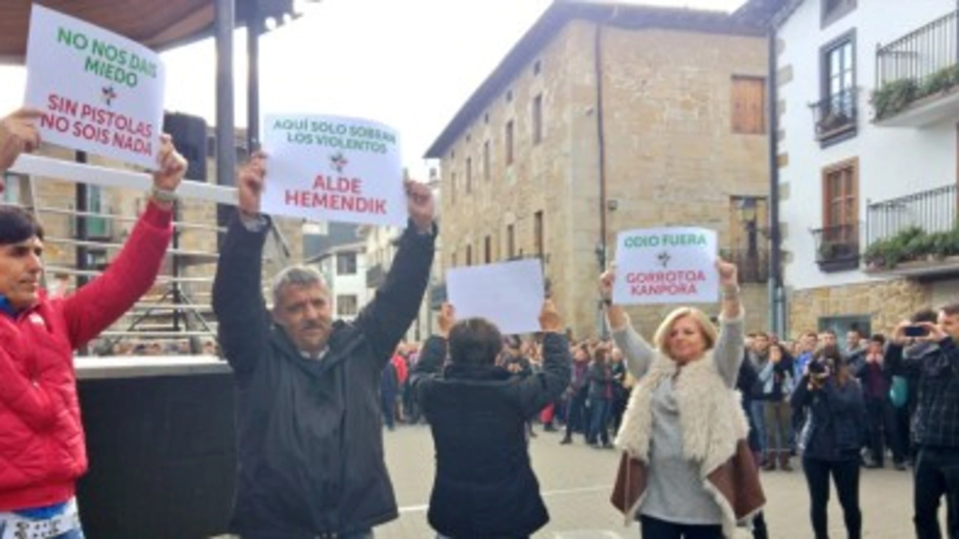 Fernando Altuna con una pancarta frente a la marcha del odio de Alsasua