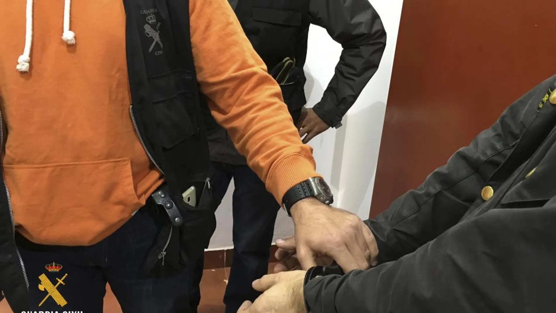 Fotografía facilitada por la Guardia Civil de la detención del hombre en Logroño