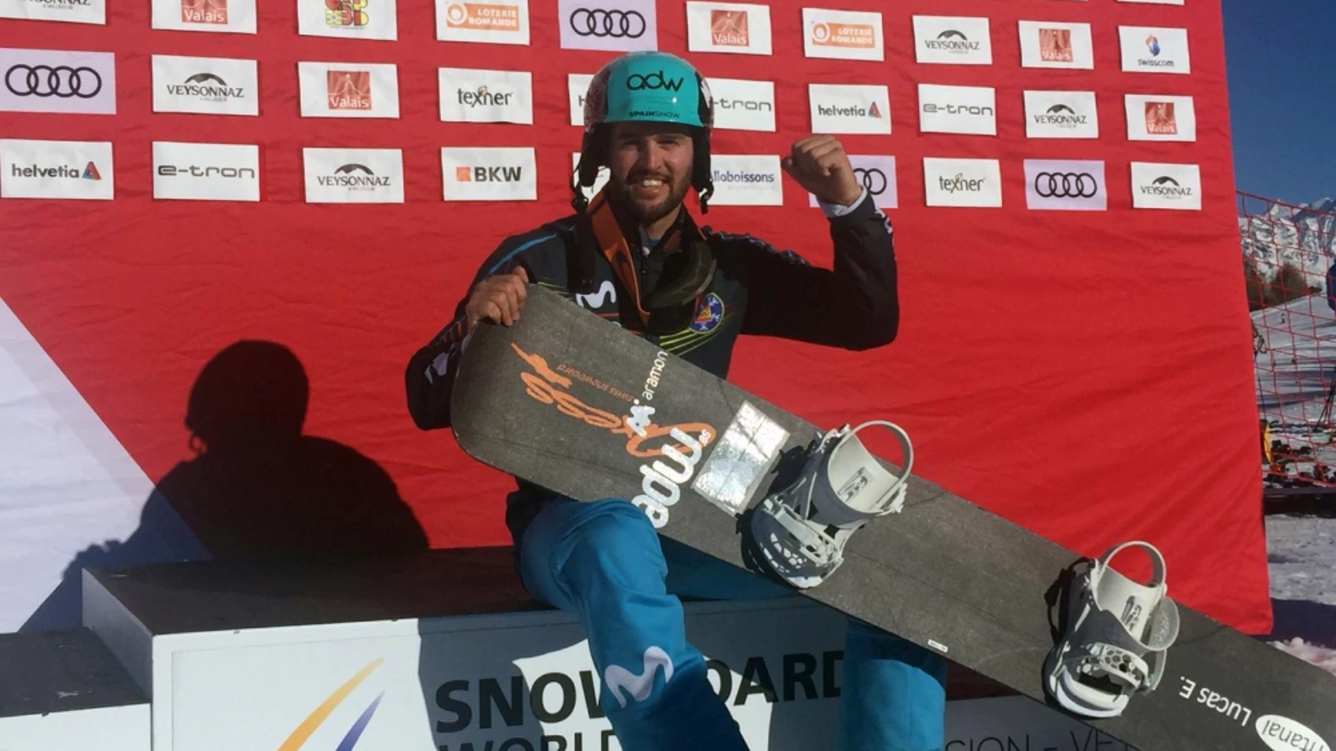 Lucas Eguibar en el podio tras su victoria en la Copa del Mundo de snowboardcross de Veysonnaz (Suiza) / RFEDI
