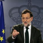 Rajoy, durante la rueda de prensa que ha ofrecido hoy en Moncloa, tras reunirse por separado con Albert Rivera y Pablo Iglesias.
