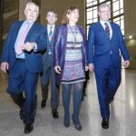 Milagros Marcos junto a Antonio Silván, Juan Martínez Majo y Guillermo García antes de firmar las cesiones
