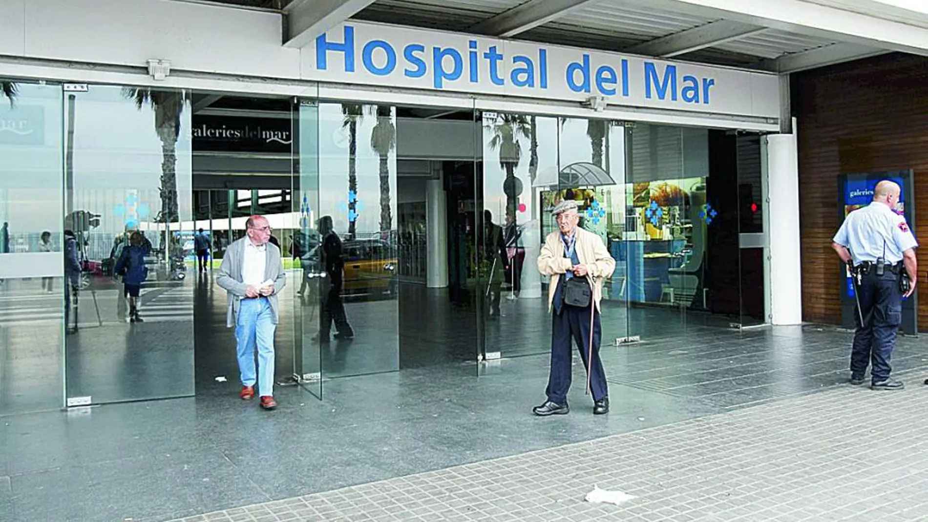 Los hechos tuvieron lugar delante del Hospital del Mar, en el barrio de la Barceloneta .