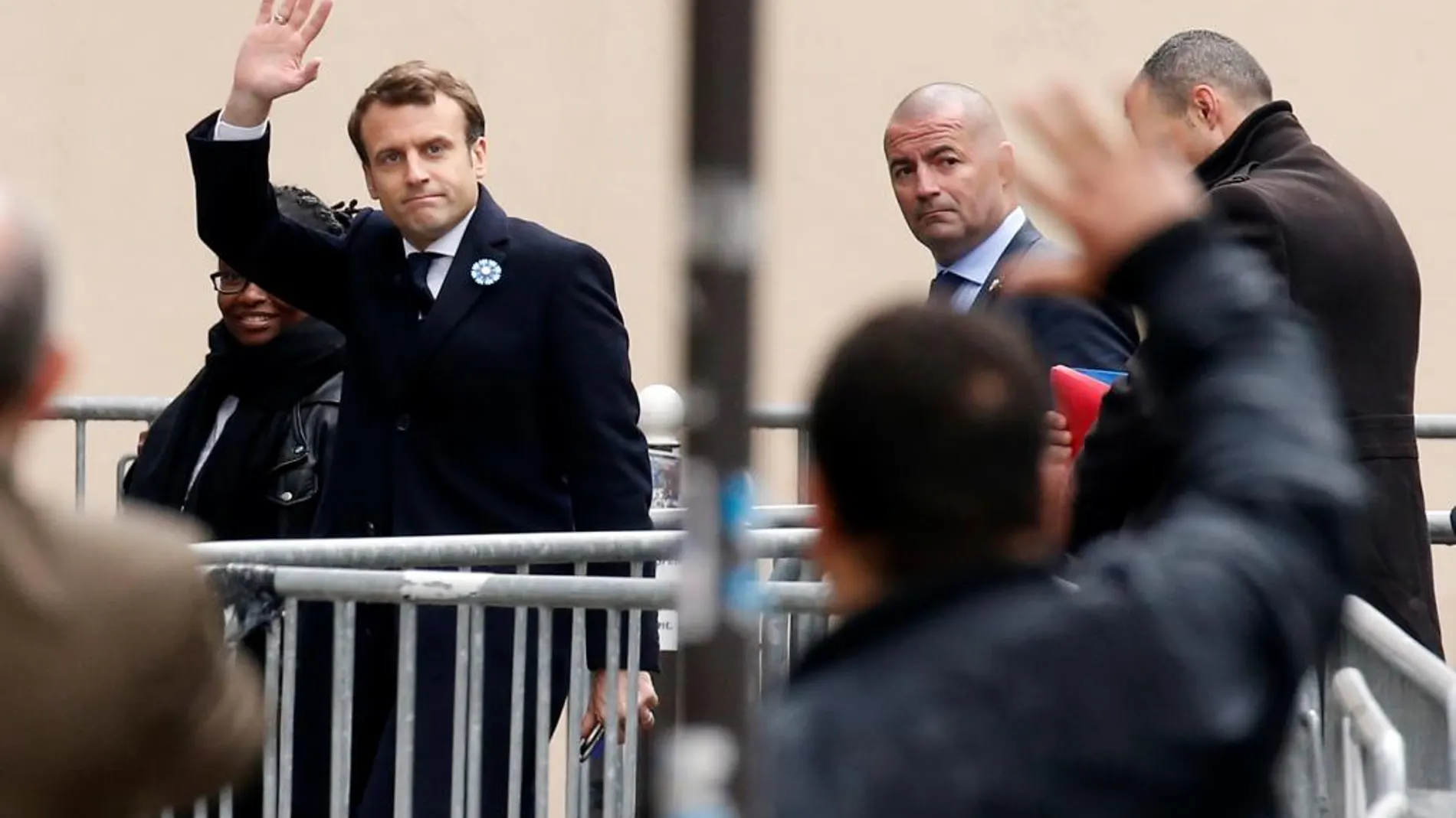 Emmanuel Macron llega a la sede de su partido