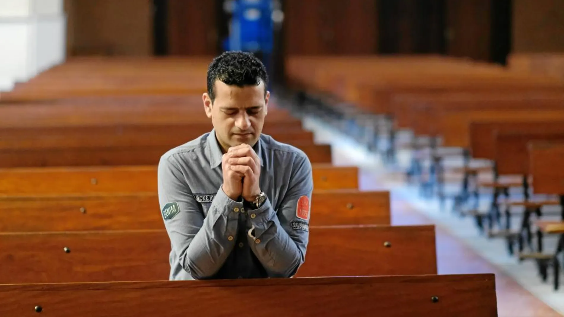 El egipcio David Taufik reza en la iglesia Nuestra Señora de la Bien Aparecida de Santander