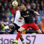 El defensa del Valencia Aderlan Santos (i) disputa el balón con el defensa del Athletic Club Aymeric Laporte