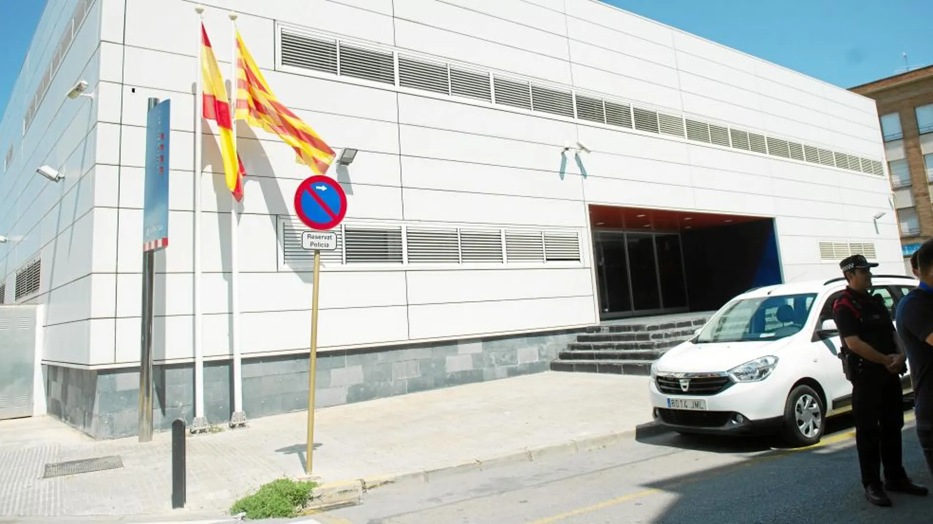 En la imagen, la comisaría de Cornellà, en la que tuvo lugar el ataque el pasado lunes de Abdelohuabab Taib, al grito de «Alá es grande». Foto: Shooting