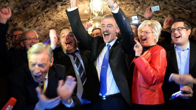 El líder del partido de ultraderecha Alternativa Por Alemania, Uwe Junge, celebra los resultados de los sondeos
