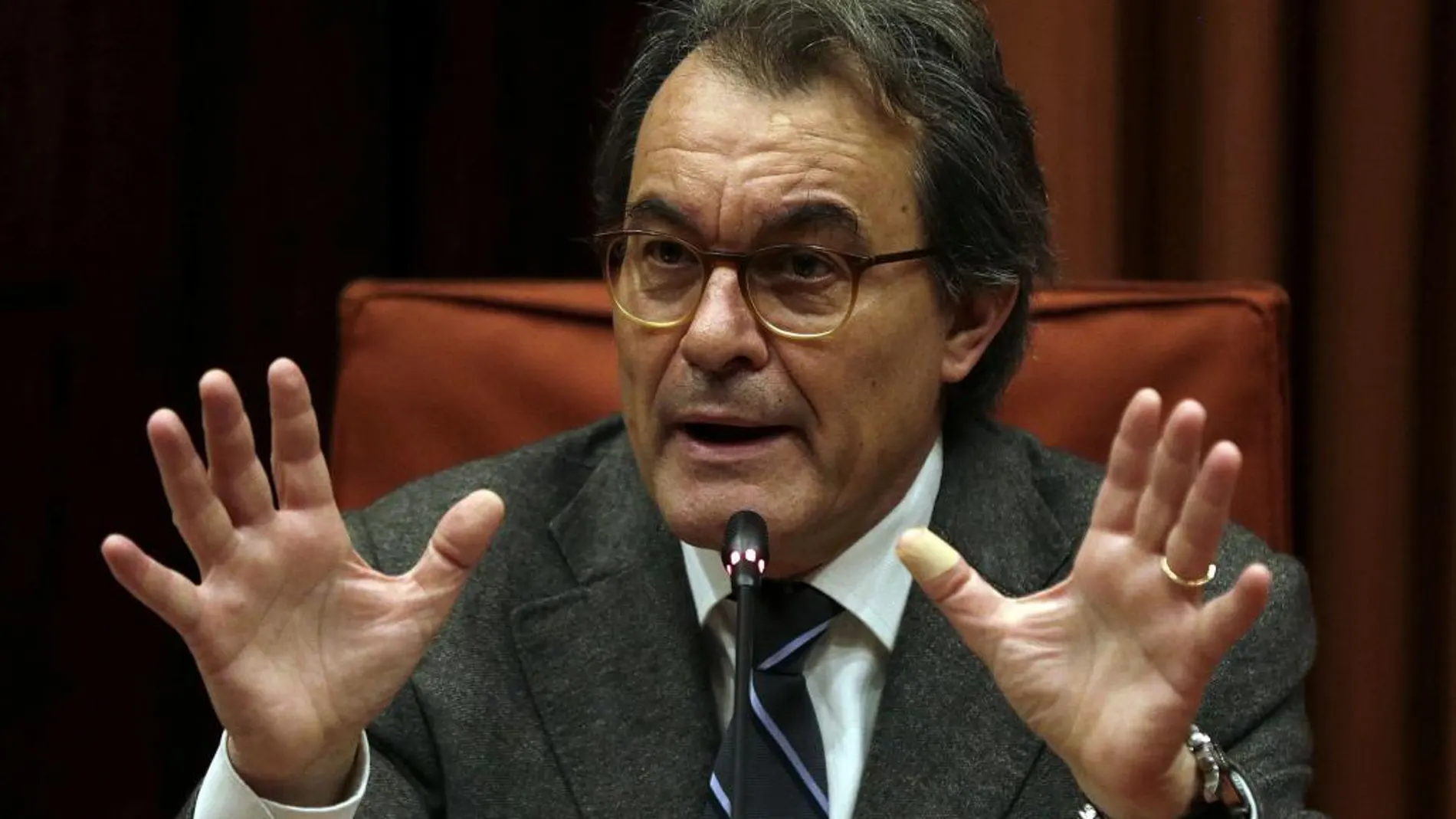 El ex presidente de la Generalitat Artur Mas durante su comparecencia ante la Comisión de Asuntos Institucionales del Parlament para dar explicaciones sobre la financiación de CDC