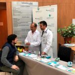 Los especialistas del servicio de neumología Domingo García y José Luis Rojas explicaron a las personas que se han acercado hasta la mesa informativa cómo usar correctamente los inhaladores, así como la importancia de llevar una vida saludable para prevenir la enfermedad / Foto: La Razón