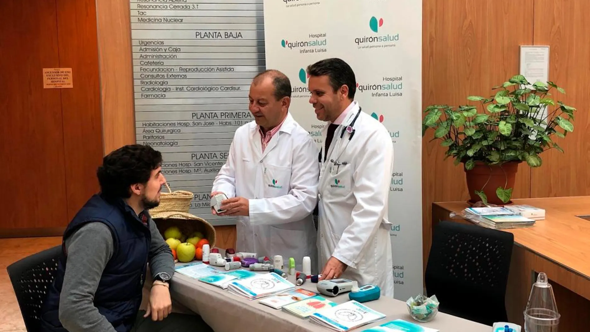 Los especialistas del servicio de neumología Domingo García y José Luis Rojas explicaron a las personas que se han acercado hasta la mesa informativa cómo usar correctamente los inhaladores, así como la importancia de llevar una vida saludable para prevenir la enfermedad / Foto: La Razón