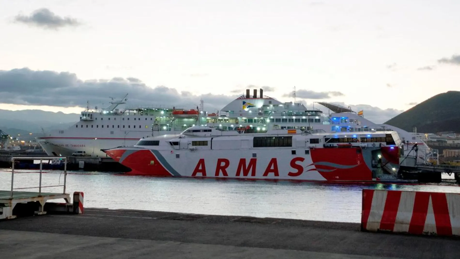 El ferry rápido de Naviera Armas, "Alborán", en el dique, tras colisionar a 9 kilometros de la costa norte de Gran Canaria con una embarcación de recreo/Foto: Efe