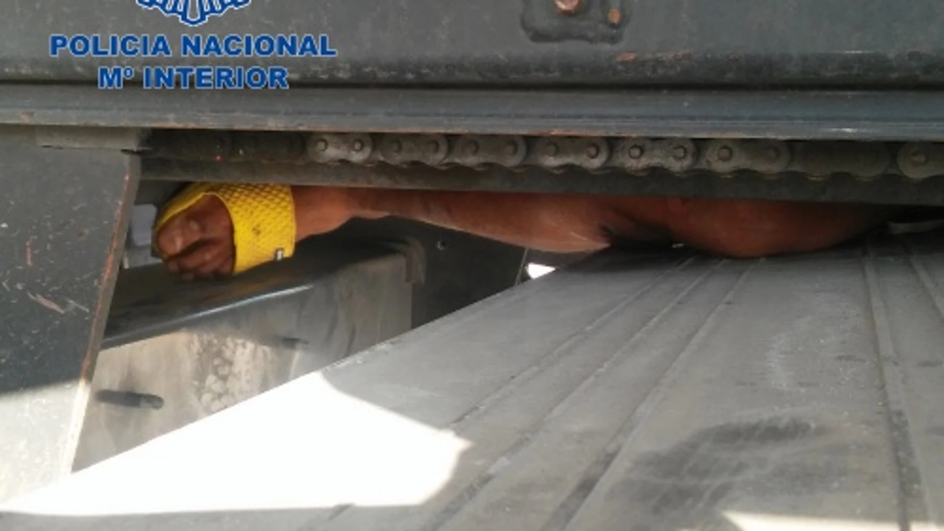 Rescatan a una inmigrante en riesgo de asfixia oculta en el maletero de un coche