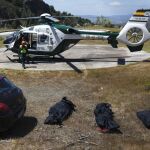 Los cuerpos de las tres personas fallecidas al estrellarse una avioneta en un paraje montañoso en Canillas de Aceituno (Málaga), tras ser rescatados hoy por un helicóptero de la Guardia Civil.