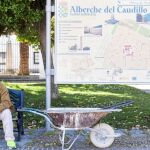 Un vecino de Alberche del Caudillo hace un descanso en mitad de la jornada en la plaza de de esta localidad toledana creada por Franco en los años cincuenta