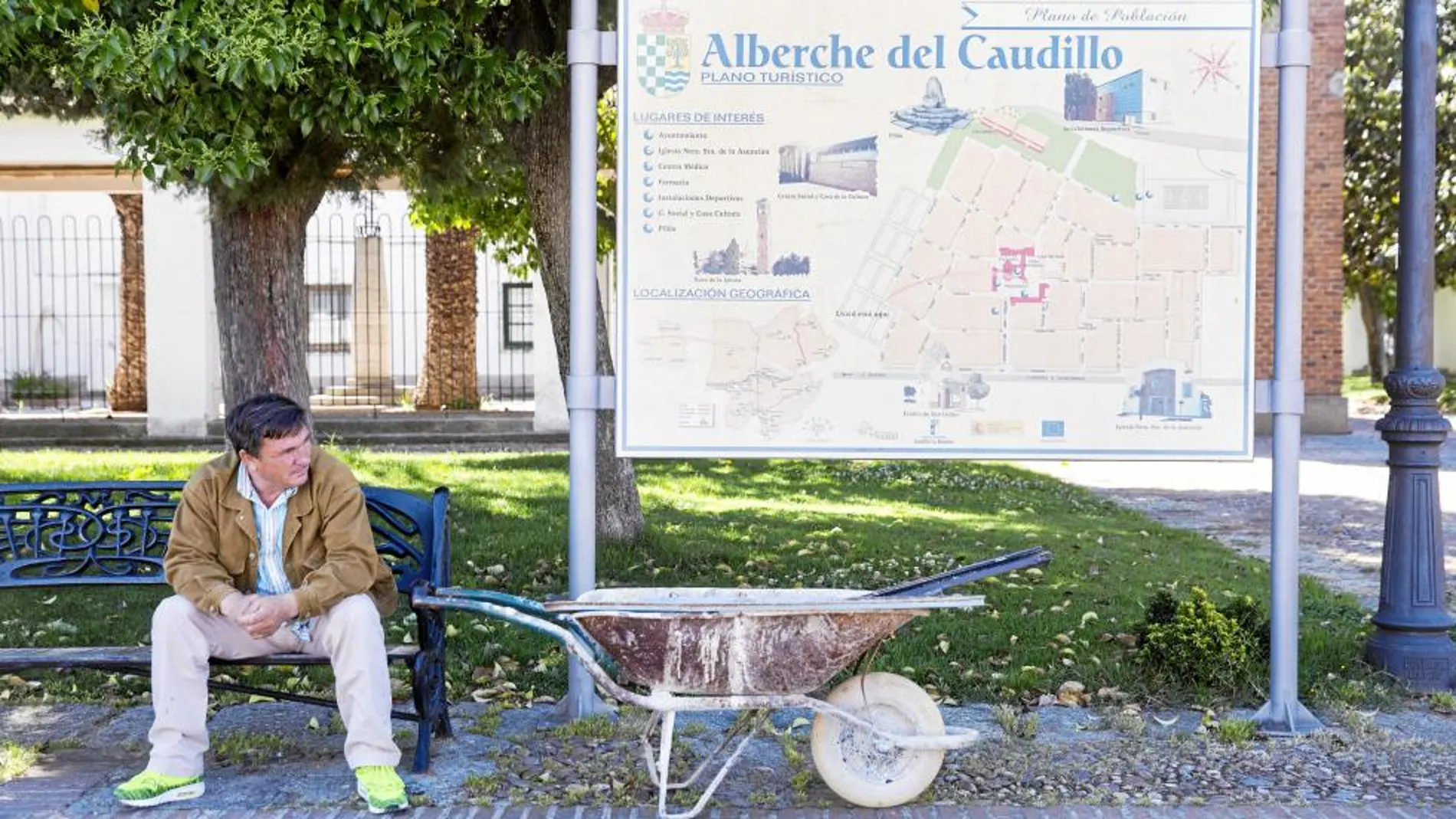 Un vecino de Alberche del Caudillo hace un descanso en mitad de la jornada en la plaza de de esta localidad toledana creada por Franco en los años cincuenta