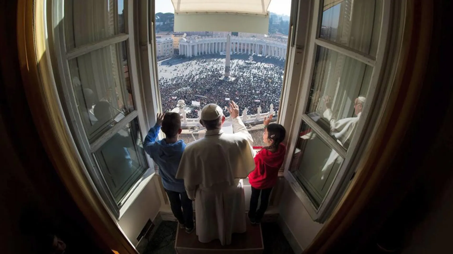 El Papa con dos niños en la ventana del Vaticano durante el rezo del Ánglus