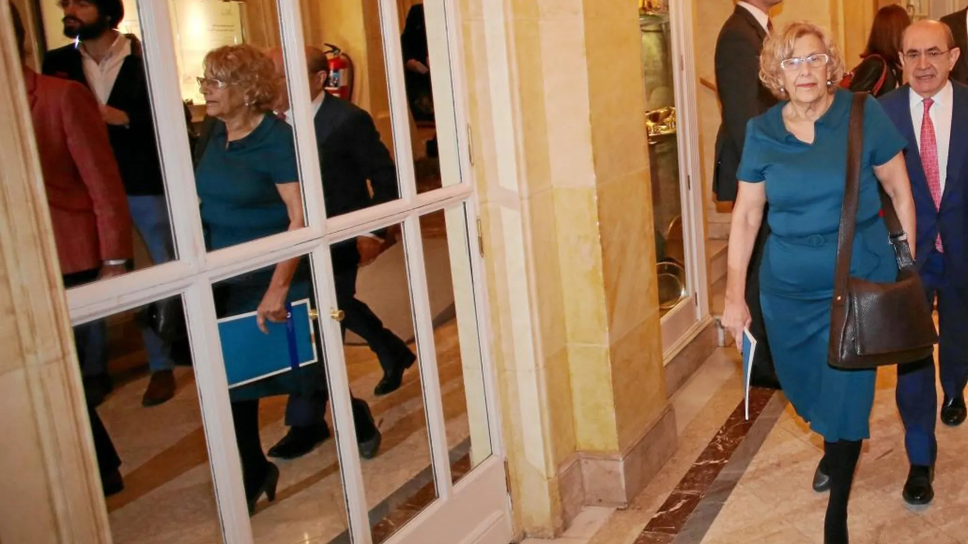 Carmena, ayer, a su llegada al Hotel Ritz donde protagonizó un desayuno informativo