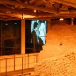 La sala Trevi comparte espacio con las ruinas del acueducto del Acqua Vergine. Al fondo, la pantalla de cine donde se proyecta «La dolce vita»