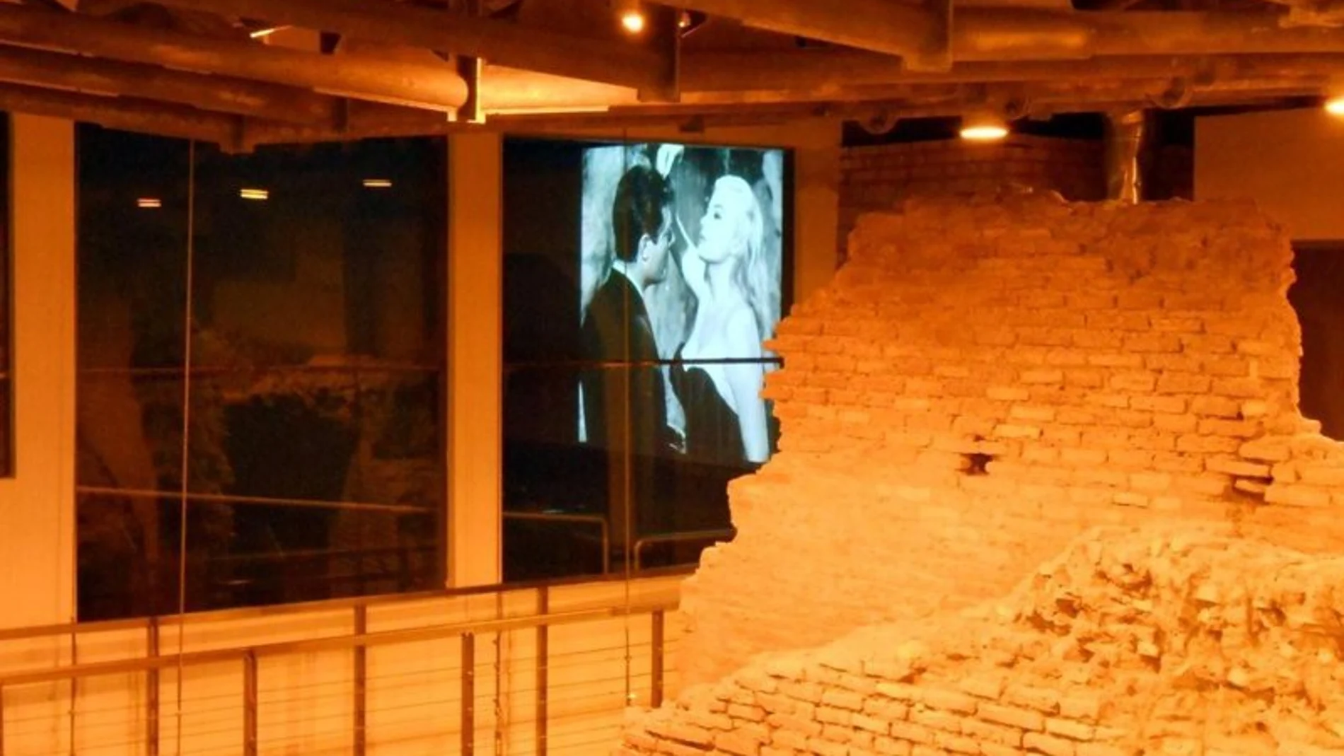 La sala Trevi comparte espacio con las ruinas del acueducto del Acqua Vergine. Al fondo, la pantalla de cine donde se proyecta «La dolce vita»