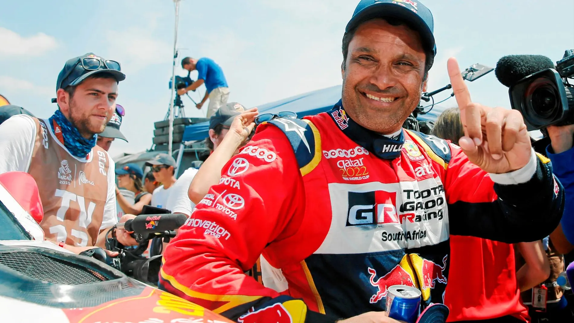 Nasser Al Attiyah posa junto a su Toyota después de coronarse en el Dakar 2019 ayer en Lima