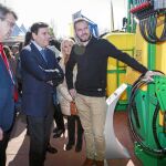 Fernández Carriedo y Juan Martínez Majo dialogan con un comercial presente en la Feria de Valencia de Don Juan.
