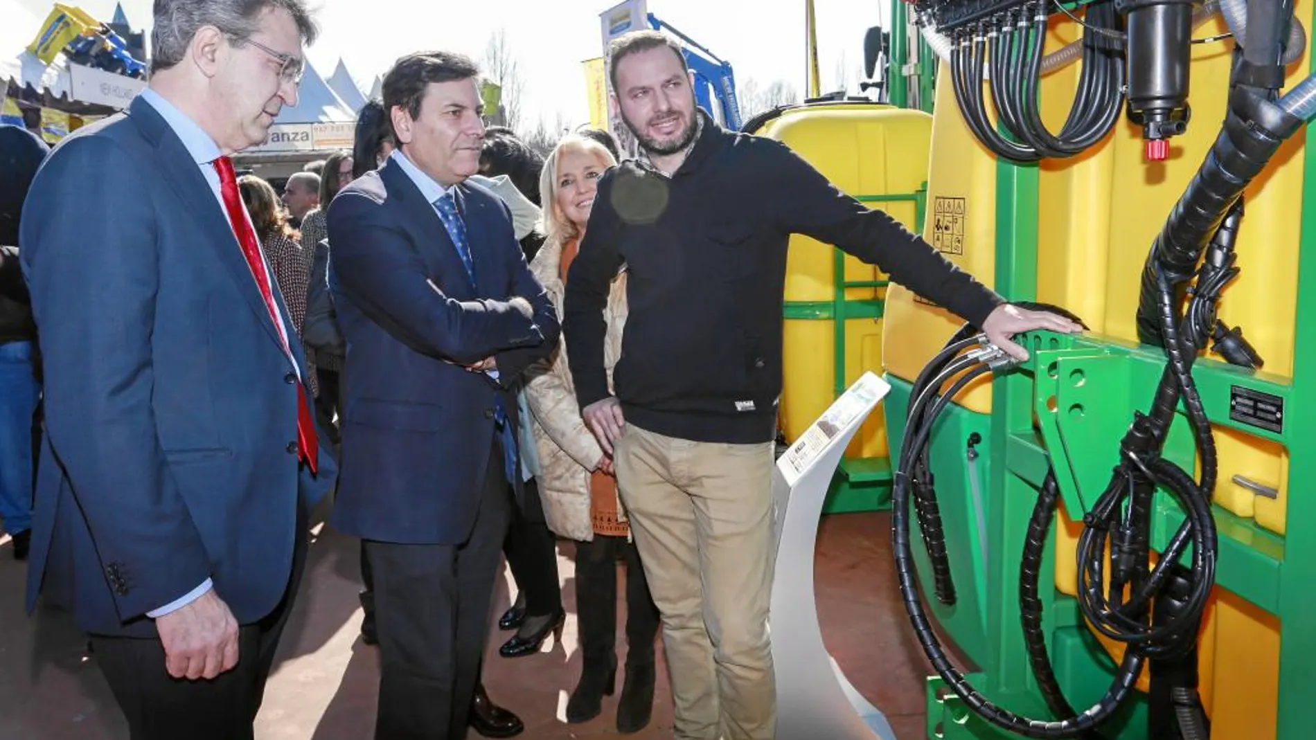 Fernández Carriedo y Juan Martínez Majo dialogan con un comercial presente en la Feria de Valencia de Don Juan.