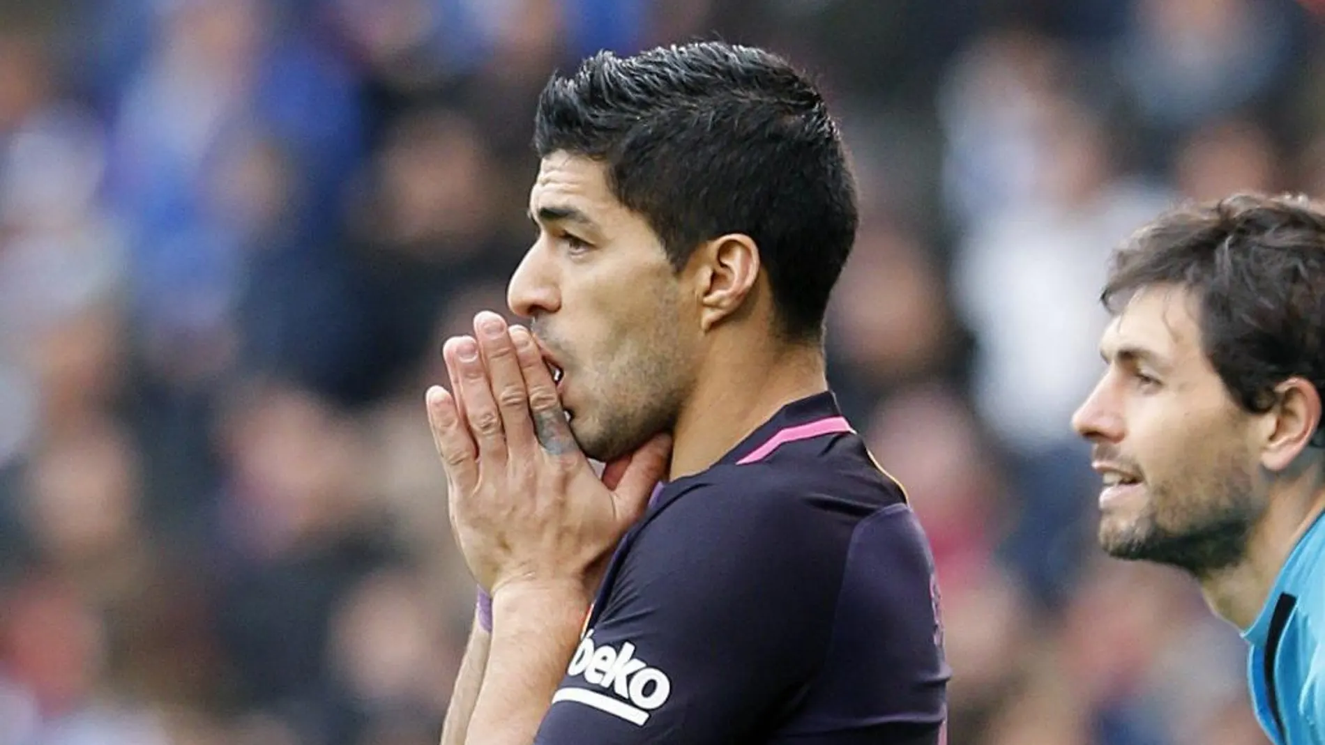 El delantero uruguayo del FC Barcelona Luis Suárez se lamenta durante el partido contra el Deportivo de La Coruñ