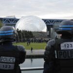 Policías franceses durante una manifestación en contra de un acto de campaña de Marine Le Pen, ayer