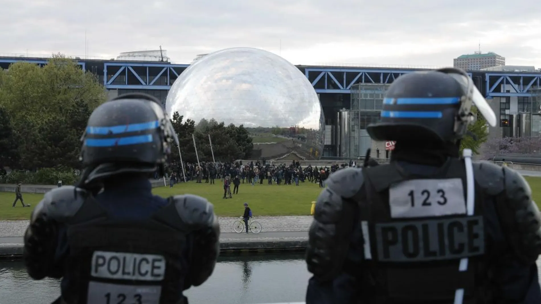 Policías franceses durante una manifestación en contra de un acto de campaña de Marine Le Pen, ayer