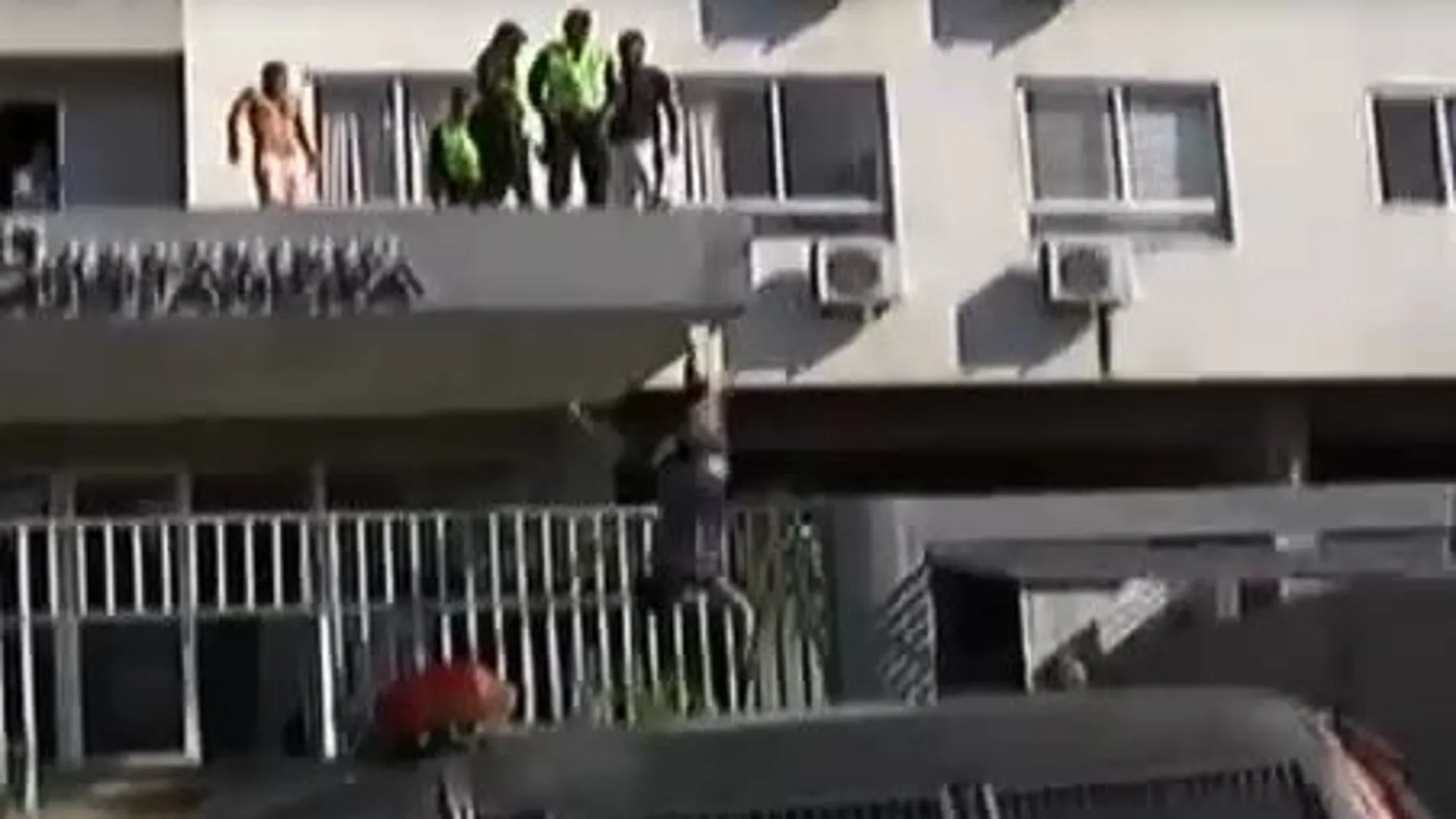 Salta de cabeza desde un edificio, y sobrevive