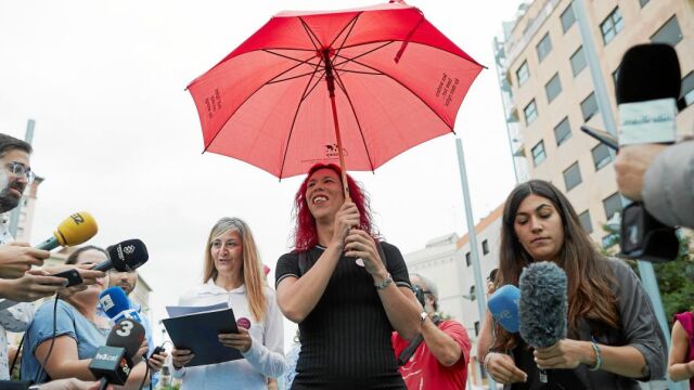 La secretaria general de Otras, Concha Borrell, junto con Sabrina Sánchez, miembro de Otras, ayer durante la lectura de un comunicado en Barcelona