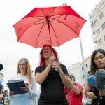 La secretaria general de Otras, Concha Borrell, junto con Sabrina Sánchez, miembro de Otras, ayer durante la lectura de un comunicado en Barcelona