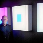 Brian Eno ayer ante sus célebres «Light boxes» en Arts Santa Mónica