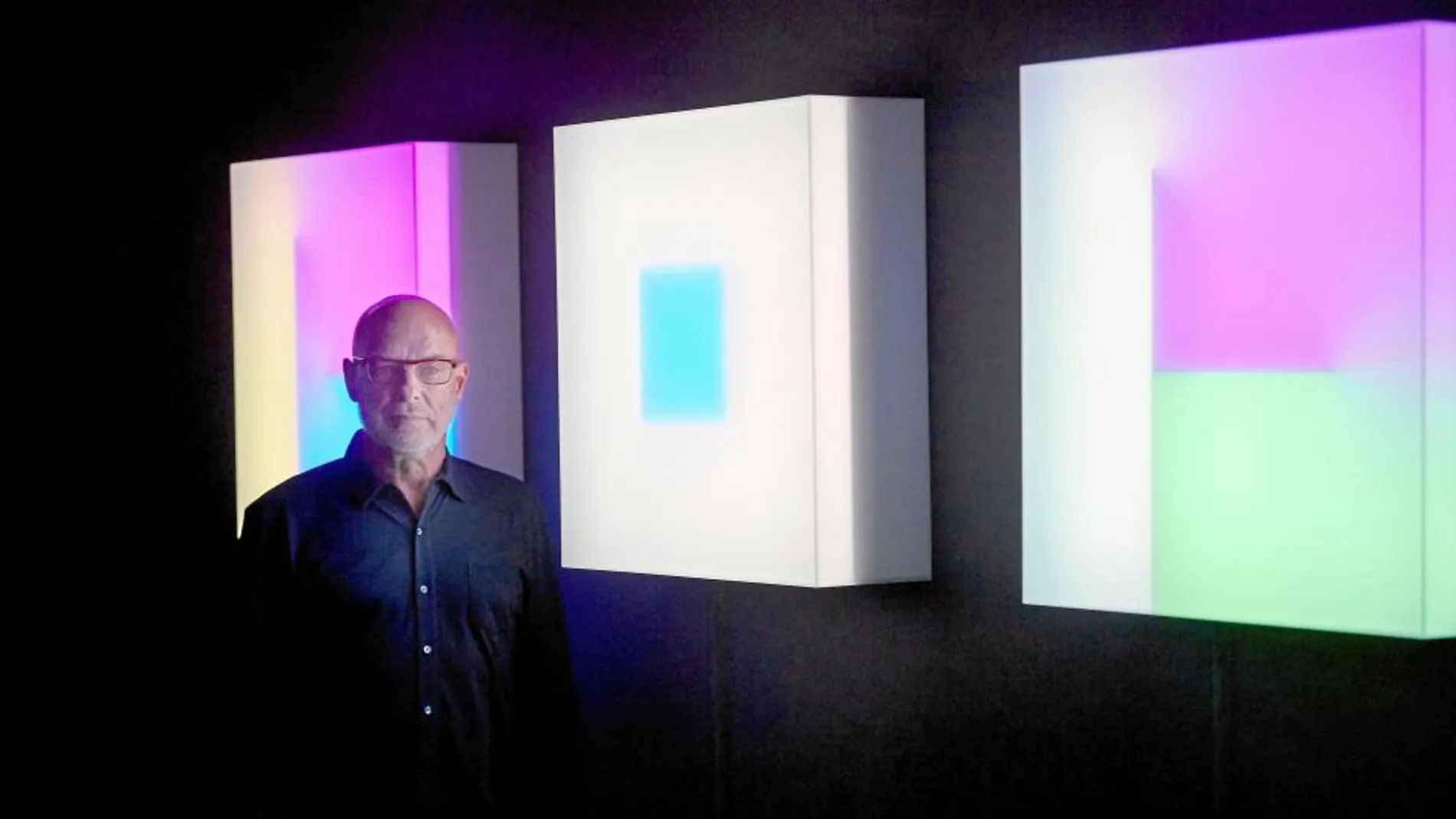 Brian Eno ayer ante sus célebres «Light boxes» en Arts Santa Mónica