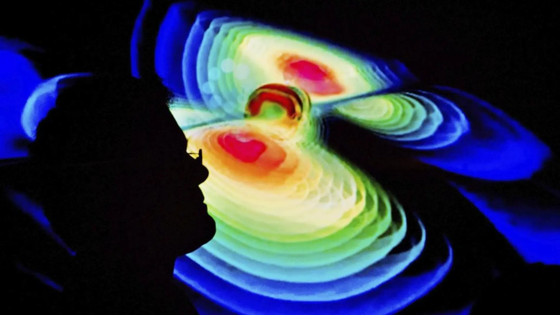 Un científico observa una representación de las ondas gravitacionales durante una rueda de prensa del Instituto de Max Planck de la Física Gravitacional en la universidad Leibniz de Hannover, Alemania