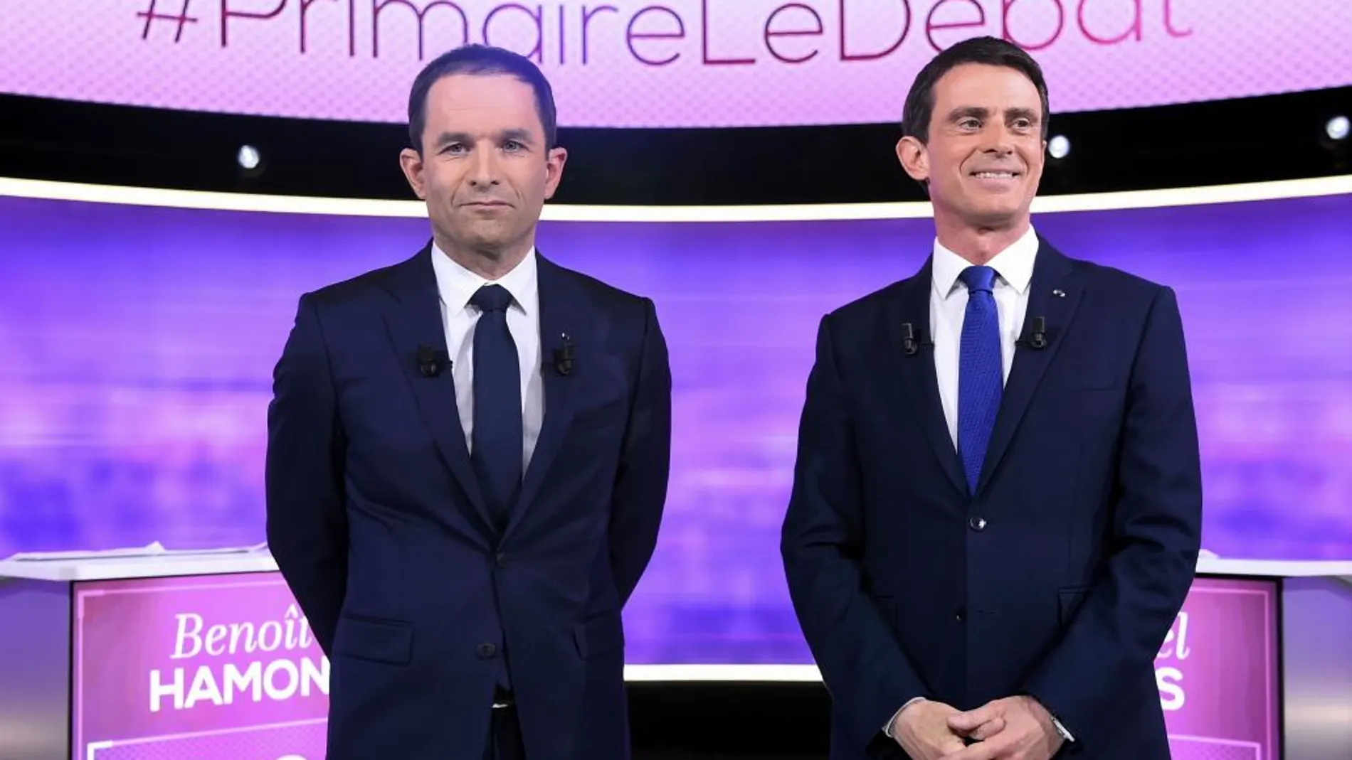 Manuel Valls y Benoit Hamon al comienzo del debate