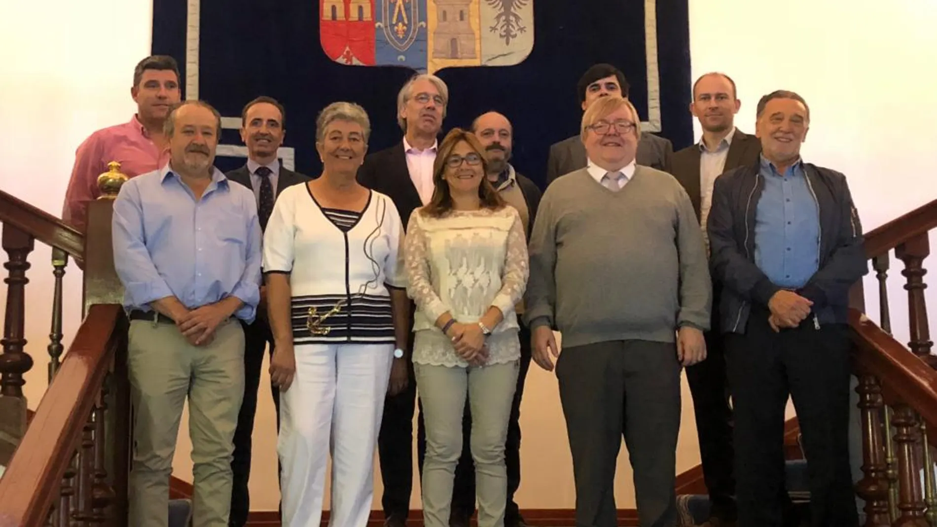 La presidenta de la Diputación de Zamora, Mayte Martín, junto a los responsables de la compañía belga Windvision, y alcaldes de la zona como el de Almeida de Sayago, Miguel Alejo