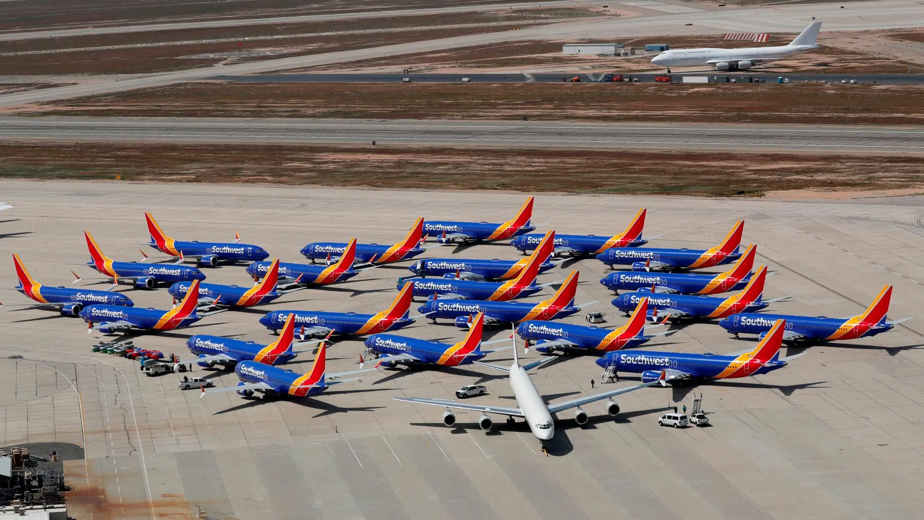 Una veintena de Boeing 73 Max permanecen estacionados en un aeropuerto de California
