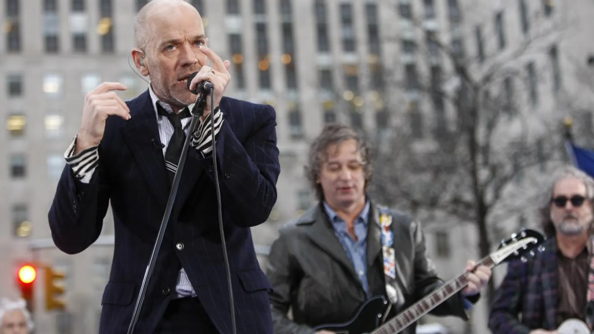 Miembros de R.E.M. durante el concierto que dieron el 1 de abril de 2008 en el Rockefeller Center de Nueva York