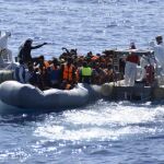 Fotografía facilitada por la Guardia Costera de Italia. Más de 800 personas que navegaban a la deriva en el mar Mediterráneo han sido socorridas hoy en diversas operaciones de salvamento.