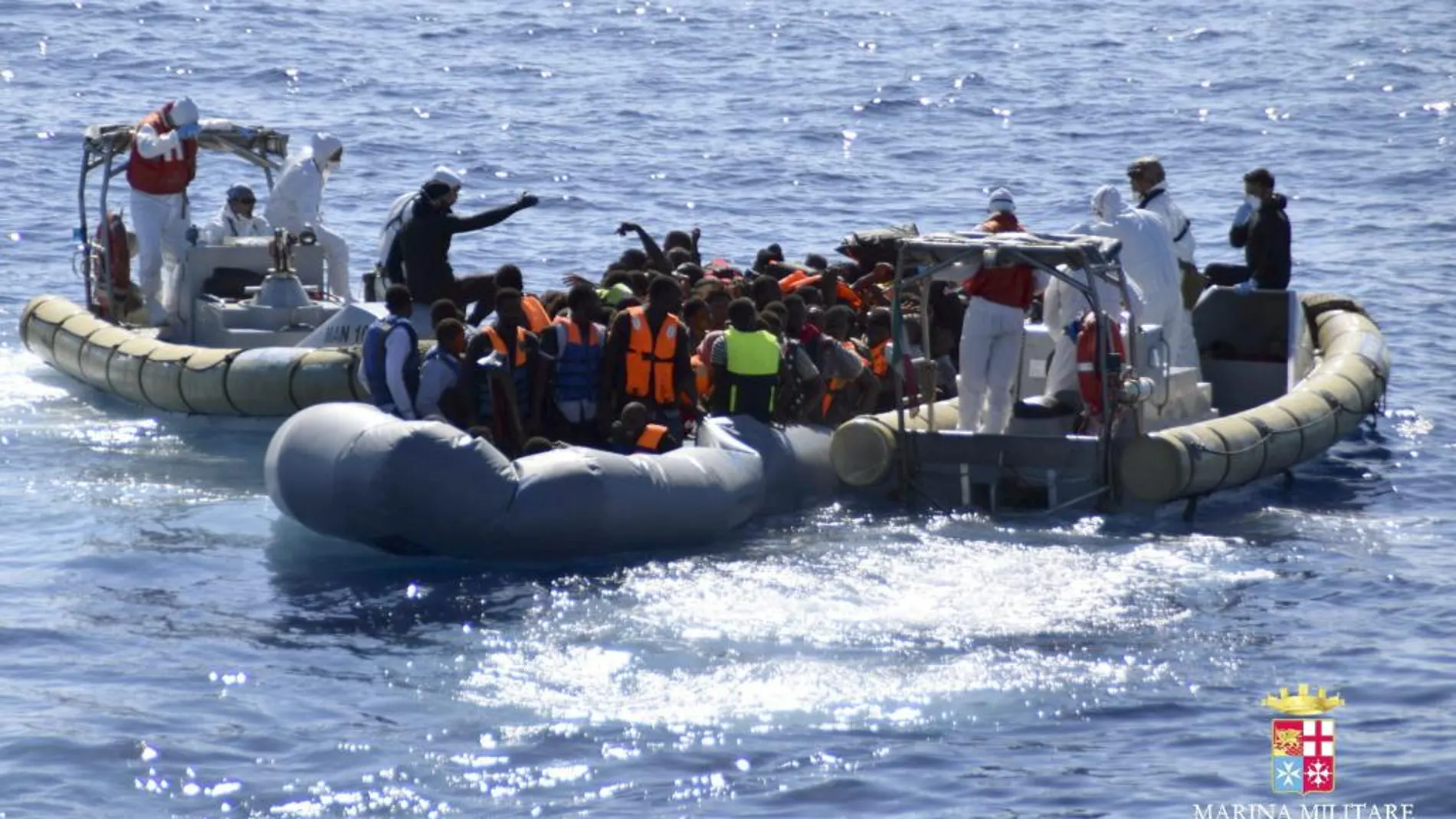Fotografía facilitada por la Guardia Costera de Italia. Más de 800 personas que navegaban a la deriva en el mar Mediterráneo han sido socorridas hoy en diversas operaciones de salvamento.