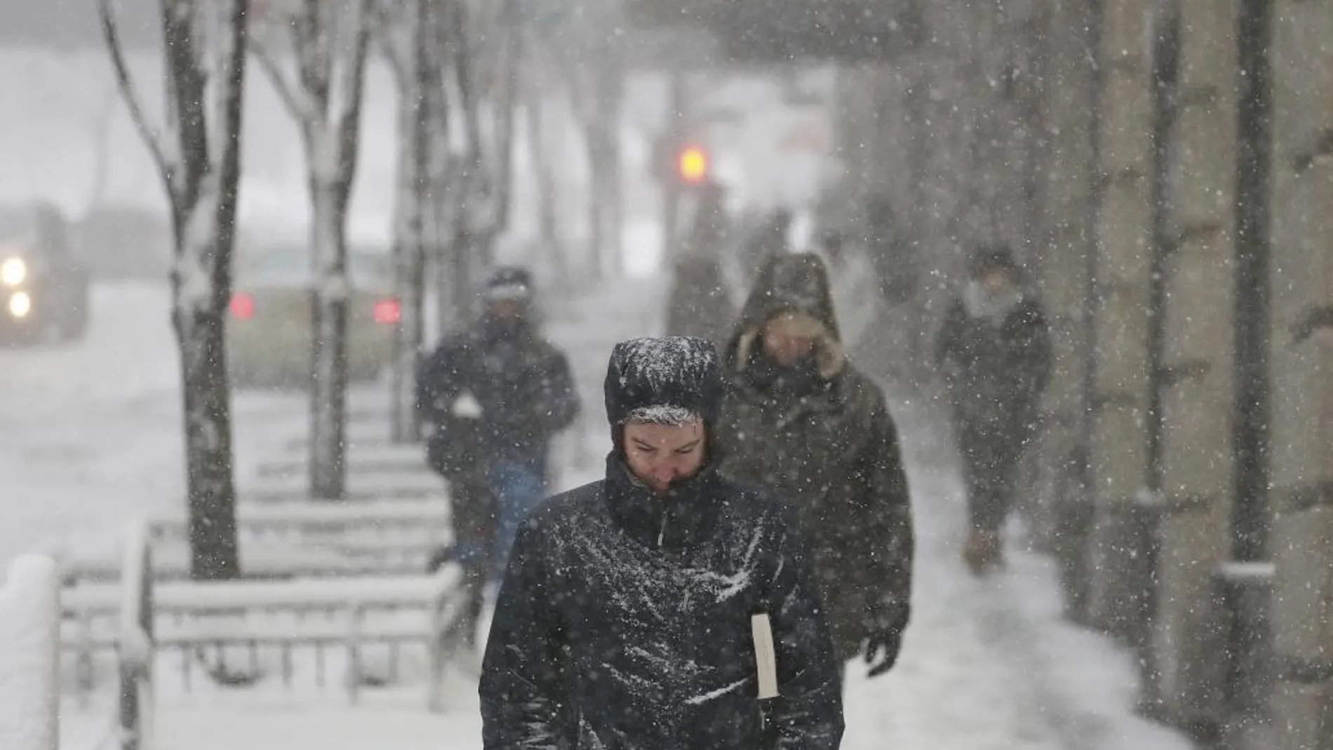 Varias personas caminan bajo la nieve en Nueva York