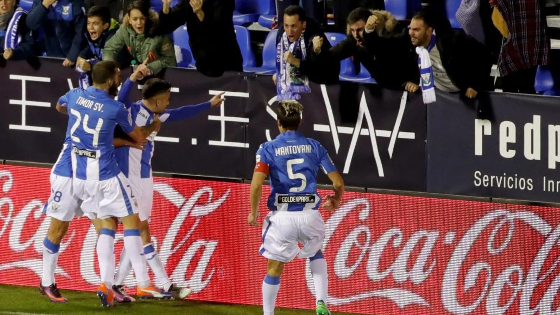 El centrocampista del Leganés Robert Ibáñez (2i) celebra su primer gol frente a Osasuna